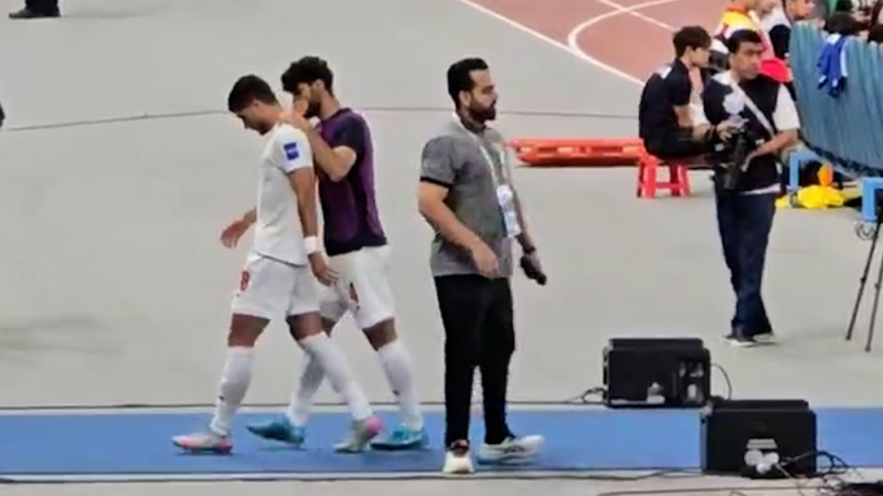 آریا یوسفی با ناراحتی زمین بازی را ترک کرد