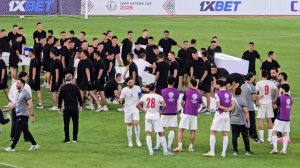 حلقه شادی بازیکنان ازبکستان پس از قهرمانی در کافا