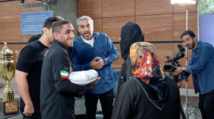 عموزاد فرزند و مادر خود را در آغوش کشید