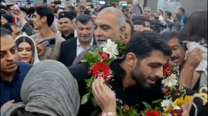 هادی ساروی در آغوش مادر و همسرش