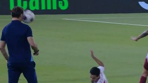 برخورد شدید توپ با لوپتگی سرمربی قطر