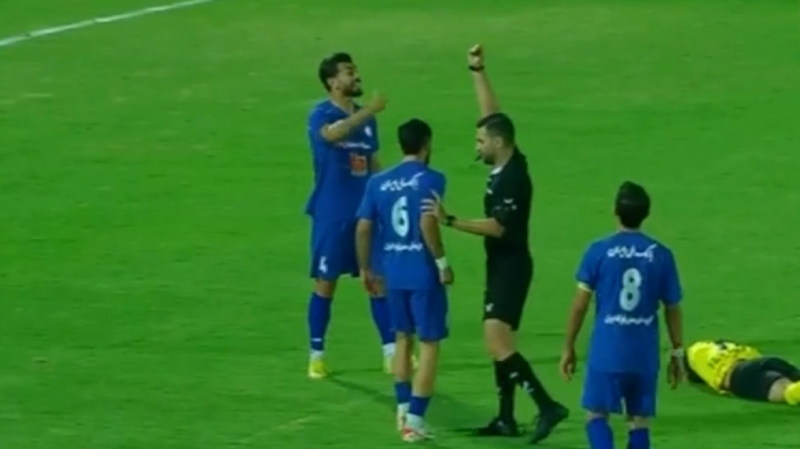 اخراج محمد شریفی، چهار دقیقه بازی و دو کارت!