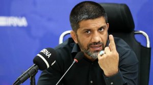 چرا علیرضا دبیر کت و شلوار نمی‌پوشد؟