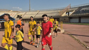 ورود بازیکنان دو تیم فرد البرز و پالایش نفت بندرعباس همراه با کودکان کار