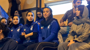 تیم فوتسال بانوان استقلال به تماشای بازی استقلال تهران نشستند