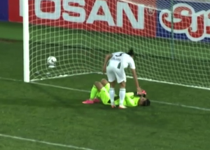 بازی جوانمردانه از سوی بازیکنان چادرملو مقابل دروازه خالی