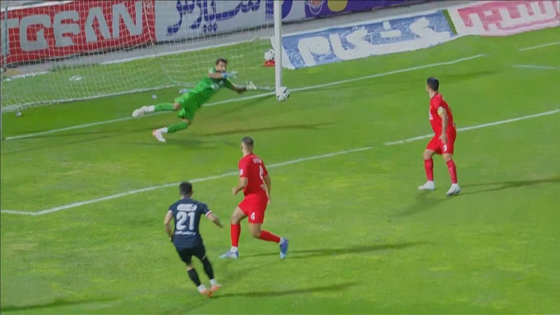 ضربه محمد عمری و مهار بیرانوند