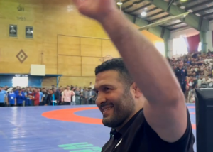 تشویق شدید رضا یزدانی توسط هواداران تیم استقلال