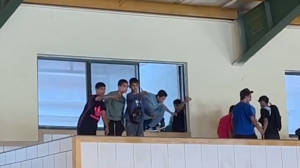 هجوم عجیب هواداران کشتی از پنجره سالن!