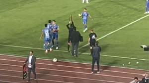 باز هم صادق بازوبند را برای رامین محکم کرد