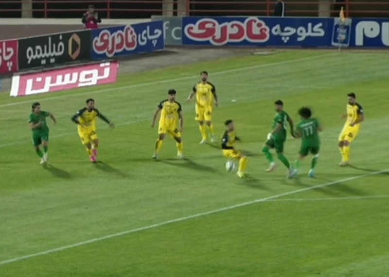صحنه مشکوک به پنالتی در محوطه جریمه سپاهان