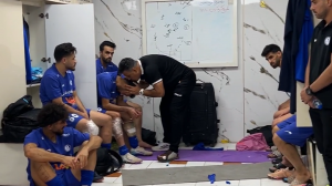 امیر خلیفه با بوسیدن سر شاگردانش از آنها قدردانی کرد!