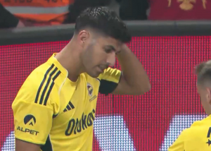 پرتاب بطری و آسیب دیدگی آسنسیو در دربی استامبول