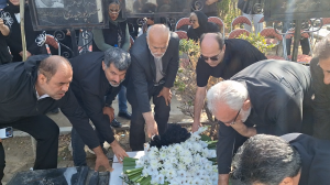 فاتحه خوانی پیشکسوتان استقلال سر مزار پورحیدری