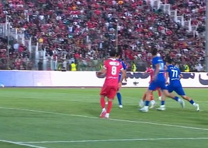 ضربه محمد عمری با واکنش گلر استقلال خوزستان دفع شد