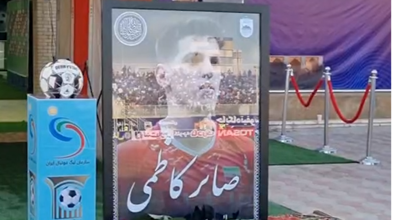 ادای احترام بازیکنان چادرملو و آلومنیوم به صابر کاظمی