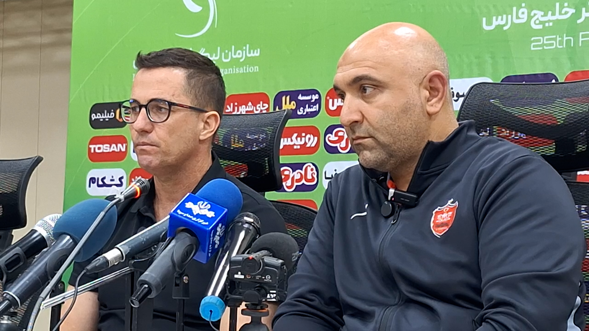 عصبانیت اوسمار از زنگ خوردن تلفن‌همراه در نشست خبری