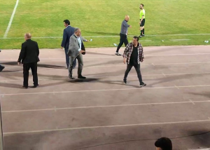 درگیری لفظی و فحاشی خداداد عزیزی به کمک مربی خیبر 