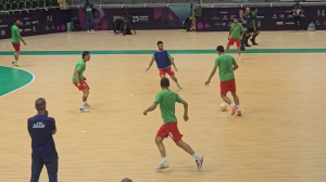 گرم کردن بازیکنان تیم ملی فوتسال ایران پیش از مصاف با ازبکستان