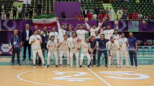 سلام نظامی پس از قهرمانی با نوای سرود ملی