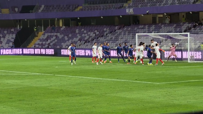 دروازه‌بان ضربه عزت‌اللهی را از روی خط بیرون کشید