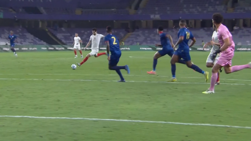 مدافع کیپ ورد توپ سعید را از روی خط بازگرداند