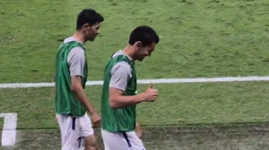 آشورماتوف در حال گرم کردن کنار زمین