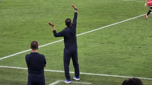 ورزشگاه تحت تاثیر مکالمه کاناوارو و محمد صلاح