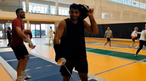 رقابت کاپیتان کشتی فرنگی با پاکدامن در شمشیربازی!