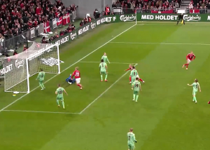 گل دوم دانمارک به بلاروس توسط ایزاکسن