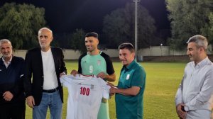 اهدای پیراهن به مهدی طارمی برای صدمین بازی ملی