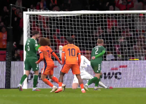 گل سوم هلند به لیتوانی (سیمونز)