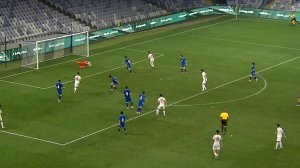 شوت نورافکن با واکنش دروازه‌بان دفع شد