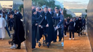  اشرف حکیمی در مراسم مرد سال، با اسکوتر!