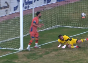 نجات دروازه پادیاب از روی خط مقابل استقلال