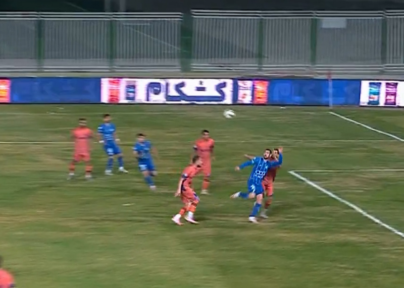 برخورد ضربه سر آزادی به تیردروازه پادیاب