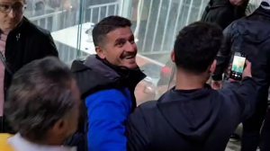 خروج وریا از ورزشگاه و سلفی با هواداران