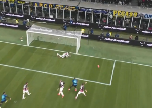 برخورد ضربه لائوتارو مارتینز به تیردروازه آث میلان