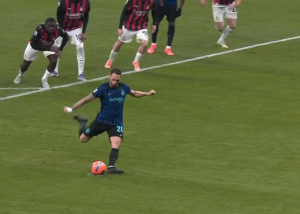 مهار پنالتی چالهان اوغو توسط مایک مانیان