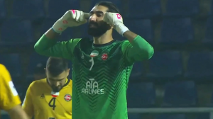 برخورد شوت بازیکن نسف قارشی به تیر‌دروازه تراکتور