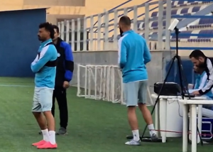 روزبه چشمی دور از سایر بازیکنان در حال تمرین