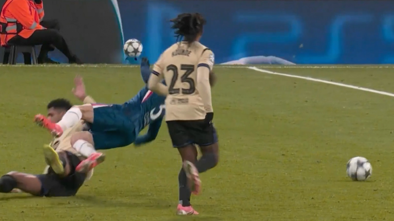 اخراج آرائوخو، بارسلونا مقابل چلسی 10 نفره شد