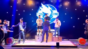 لحظه اهدای جایزه به میرمصطفی جوادی 