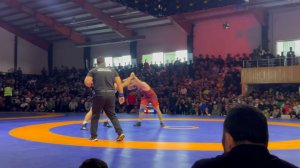 هجوم هواداران به روی تشک کشتی