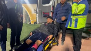 زانوی سوراخ بازیکن آلومینیوم و انتقال به بیمارستان