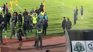 اسکورت ویژه داور مسابقه در پایان دیدار آلومینیوم - فجر