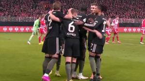 گل اول بایرن مونیخ به یونیون برلین (گل به خودی)