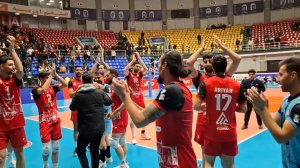 جشن هواداران و بازیکنان بعد از برد سخت