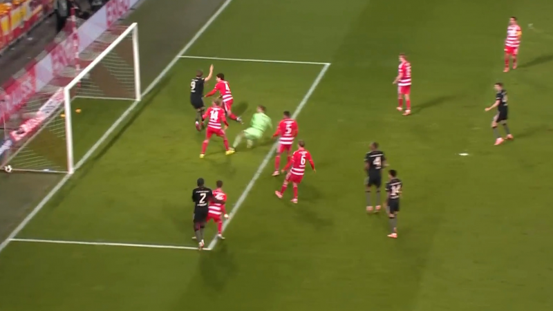 گل سوم بایرن مونیخ به یونیون برلین (گل به خودی)