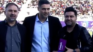 تندیس مربی ماه در دستان سعید اخباری